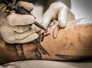 tattoo zijkant buik vrouw